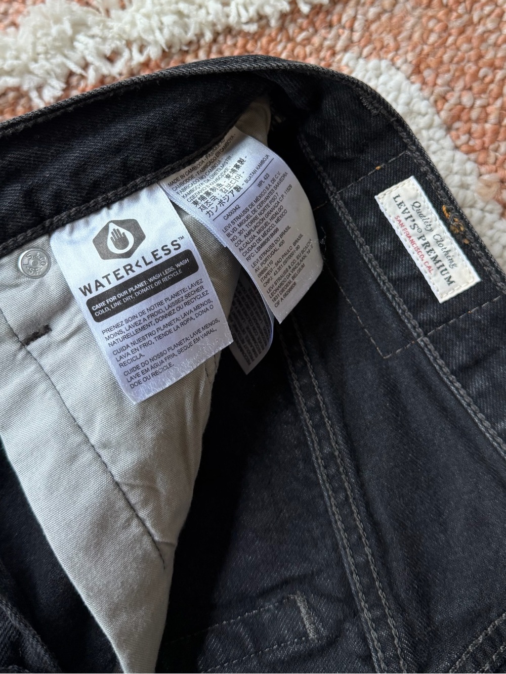 Levi’s Premium Denim Cutoff Jean Shorts High Waist Black size 26 - Picture 4 of 5